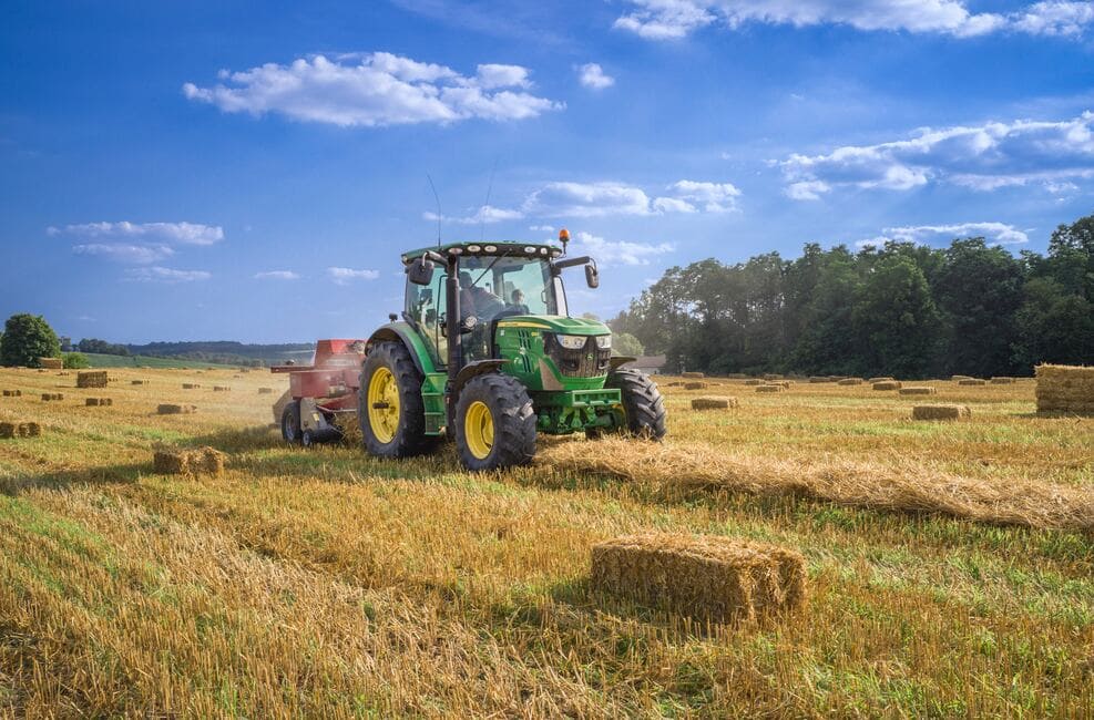 Tipos de tractores y maquinaria agrícola: Un vistazo completo a las herramientas para el campo